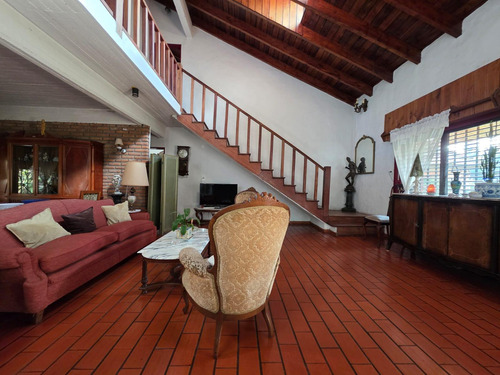 Venta De Casa 4 Ambientes. Parque Leloir