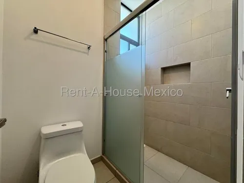 Renta. Casa De 3 Recámaras Con 1 En Planta Baja - Zákia | Rahqro