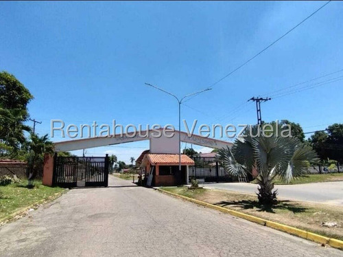 En La Urb. La Esperanza, Tocuyito, Rentahouse Ofrece En Venta Casa De 142 M² De Construccion Y Aproximadamente 1310 M² De Terreno, Cuenta Con 4 Habitaciones, 3 Baños, Cocina, Sala, Estudio, Garaje