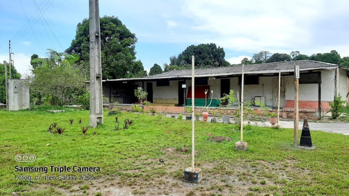 Imóvel Bem Localizado, Na Beira Da Rod. Am-363, Km 70, A 3 Horas De Carro Da Cidade De Manaus-am. Possui Energia Elétrica, Poço Artesão, Passa Um Igarapé Na Parte Traseira Da Casa Com Piscina.
