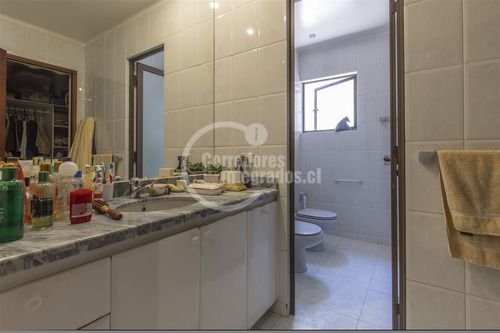 Casa En Venta De 6 Dorm. En Las Condes
