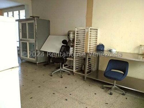 María Valera Trae En Venta Casa-comercial Con 1 Local Extenso Con Su Baño Y Oficina, En Centro Este De Barquisimeto, Agua Constante, Piso De Granito, Cantv, Aba, Ideal Para Uso Comercial O Residencial