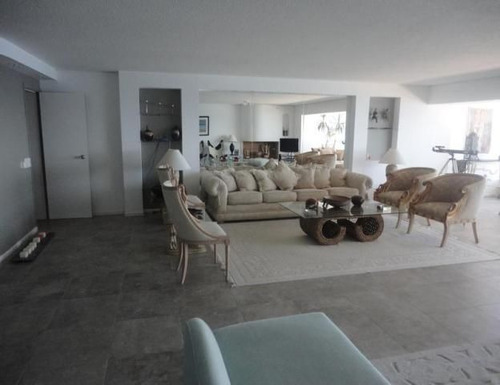 Apartamento En Venta De 3 Dormitorios En Playa Brava