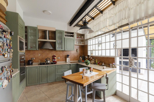 Impecable Casa En Venta Con Cochera Parrilla Jardin Y Pileta - Caballito