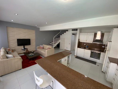 Imagen 5 de 12 de En Venta Apartamento Dúplex Residencia Coral Plaza Lechería / Roger Mongua