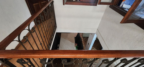Casa De 3 Pisos Con Baño En Planta Baja Y Espacios Generosos En Villa Santin
