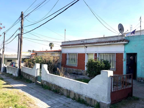 Ortiz De Zarate Y Fco Pla. Casa De 2 Dorm Y Garaje Camión