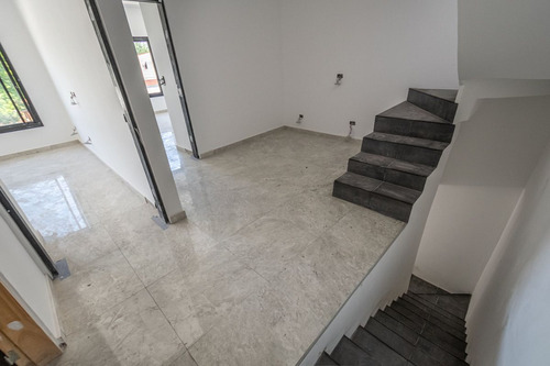 Venta Duplex 2 Amb Con Terraza Y Cochera. Financia