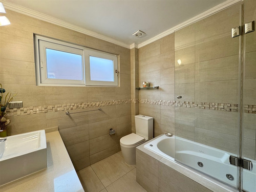 Encantadora Casa Inglesa En Venta De 4 Dorm. En Las Condes