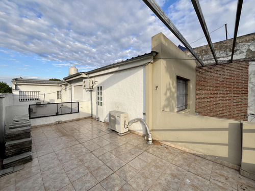 Comodisima E Impecable Casa En Munro Con Ingreso Por Dos Calles, Patio Y Terraza.