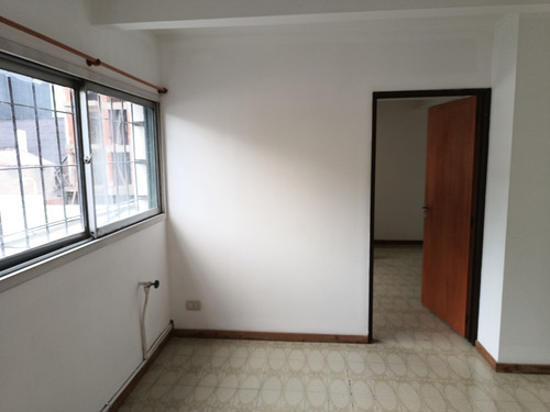 Venta Oficina Comercial De 2 Ambientes Con Baño Privado En Microcentro De Bariloche