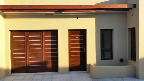 Casa En Venta - 2 Dormitorios 1 Baño - Cochera - 110mts2 - Chivilcoy