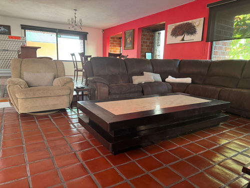 Casa Sola De Dos Niveles En Venta, En Privada Con Vigilancia En Lomas Tetela, Cuernavaca Morelos