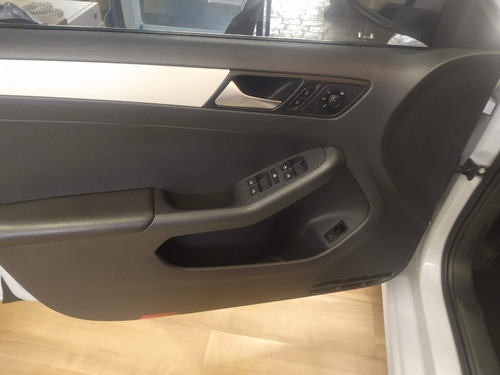 Imagen 8 de 11 de Jetta Mkvi Trendline Automatico Plata Blanco 2017