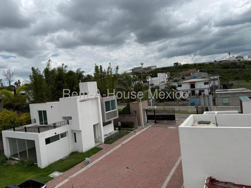 Santa Rosa Jauregui - Casa, Cuarto De Servicio, Sala De Tv, 3 Recámaras. Venta