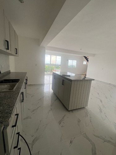 Penthouse De 3 Habitaciones En El Ensanche Ozama 4to Piso Sin Ascensor Cosnta De 250 Metros Y Terraza