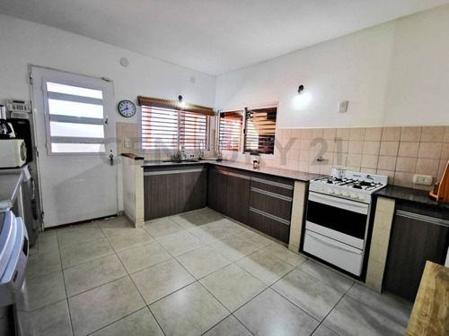 Imagen 7 de 20 de Casa De 3 Dormitorios En Venta En Los Hornos