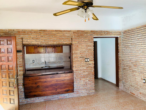 Imagen 9 de 28 de Muy Buena Casa, Construcción De Época, Con Potencial Para Reciclaje.