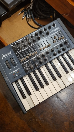 Imagen 2 de 6 de Arturia Minibrute Usado
