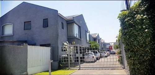 Casa En Venta De 4 Dorm. En La Reina