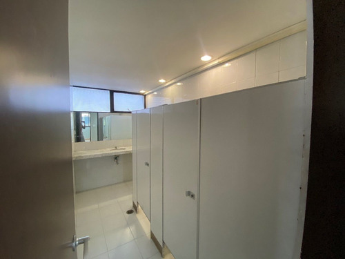 Excelente Oficina De 250 M2 En Prado Norte