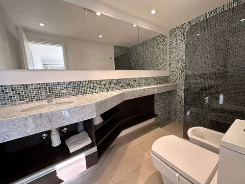 Apartamento En Venta De 2 Dormitorios Y Medio En Torre Icon, Punta Del Este.