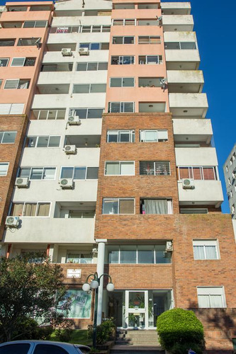 Apartamento En Venta De 2 Dormitorios (ref: Iea-1170)