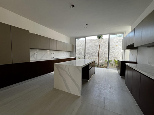 Casa En Venta Merida, En Privada, Con 562 Mt De Construccion