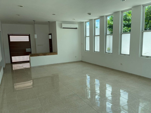Imagen 22 de 26 de Casa En Renta De Una Sola Planta Con Alberca Zona Norte Meri