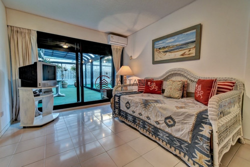 Amplio Apartamento Frente Al Puerto De Punta Del Este!!-ref:561