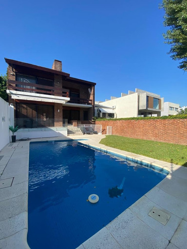 Venta Martinez Bajo - Avenida Libertador Al Rio - Casa Chalet 7 Ambientes - Jardin - Piscina Climatizada - Garage - 4 Dormitorios Escritorio - 4 Baños - Toilete - Oportunidad A Estrenar - Jj Paso 1200