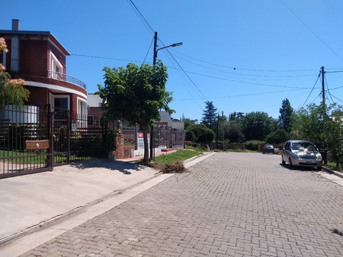 Casa Chalet De Dos Plantas Con Vistas Hacia La Montaña En Ubicación Tranquila Y Cerca Del Centro.