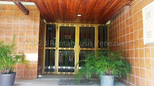 Bello Y Conservado Apartamento En Venta. La Urbina, 