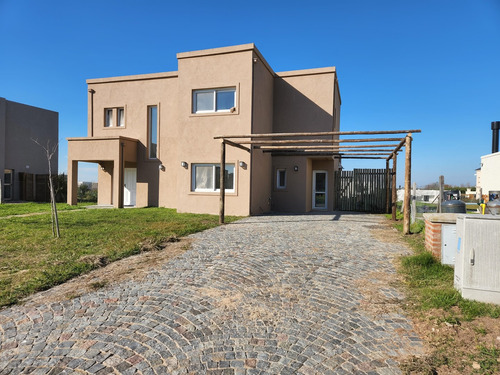 Casa En Venta Con Pileta De 3 Dormitorios Y Escritorio. Barrio Cerrado San Matias, Escobar