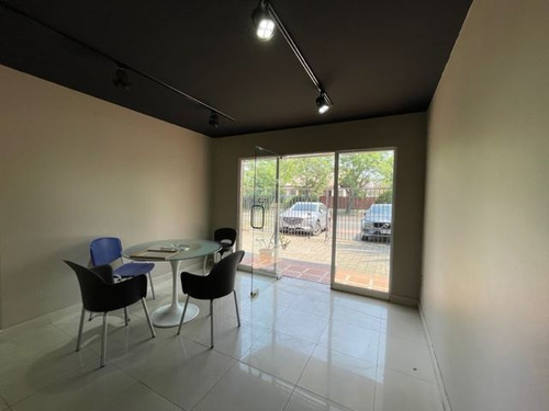 Luminoso Local Comercial 200mts2 Las Hualtatas Vitacura