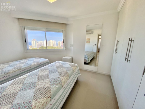 Imagen 11 de 26 de Apartamento En Venta De 3 Dormitorios Terraza Con Parrillero Propio Playa Mansa - Punta Del Este Mansa