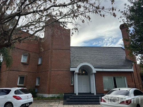 Casa En Los Pilares, 6 Ambientes, C/ Jardin Y Pileta - Venta -