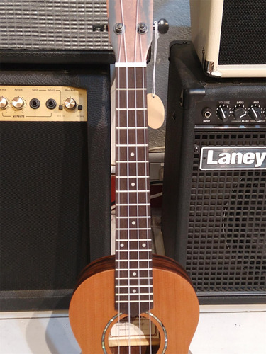Imagen 6 de 10 de Ukelele Tenor Acústico Tapa De Cedro Macizo Ashland Uk212t