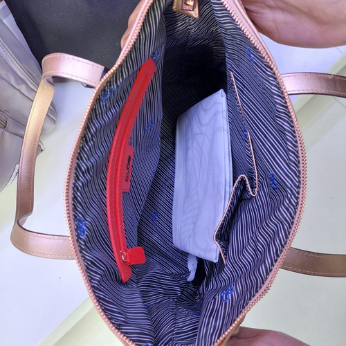 Imagen 3 de 3 de Bolso Marca Cloe Dorado Franjas Verticales