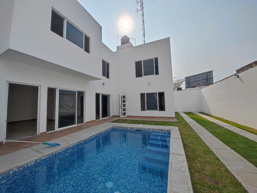 Casa En Venta De 2 Niveles En Col. Empleado Postal Con Alberca Apta A Créditos