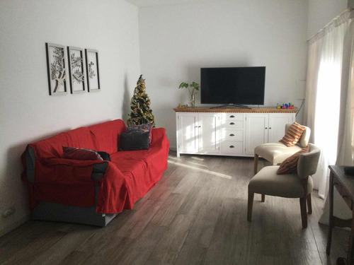 Casa En Venta - 4 Dormitorios 2 Baños - Cochera - 310mts2 - Villa Sarmiento, Morón
