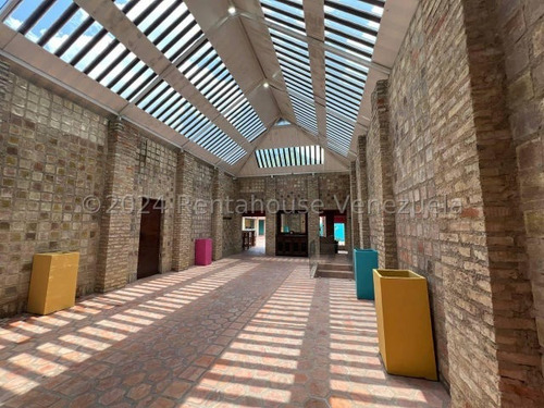 Casa De Campo En Venta En Sector Ojo De Agua El Castaño Remodelada Con Planta Electrica Piscina Y Sistema De Seguridad Kg:25-2941
