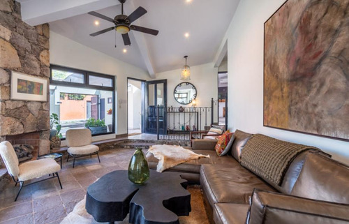 Single Level Charming Retreat