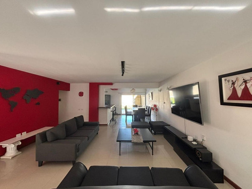 Casa En Venta - 4 Dormitorios 4 Baños - Necochea