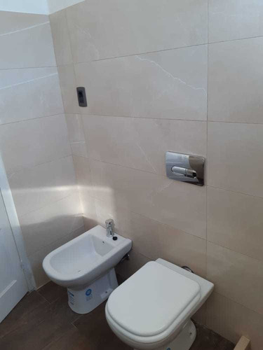 Imagen 4 de 21 de Casa En Piriapolis Para 6 Con Aire Acondicionado Baño A Nuevo, Parrillero Techado Iluminado, A 1 Cuadra De La Rambla Cerca Del Puerto