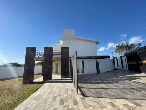 Hermosa Residencia En Villas Del Mexón, Esquina, Cerca Del C