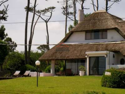 Casa En Pinares, 5 Dormitorios *- Ref: 3545