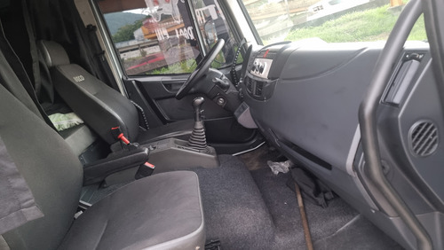 Iveco Tector Modelo 240 E 28 Cabina Lei Baú Ano 2015 Com Ar