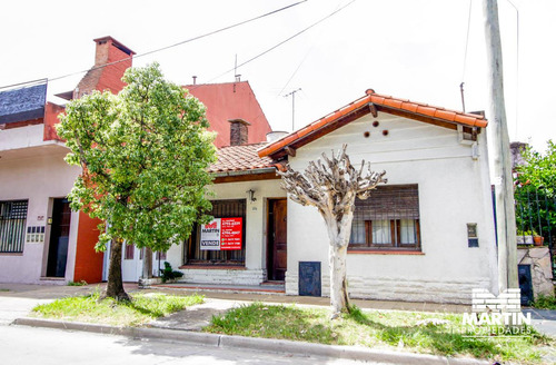 Casa En Venta En Martinez 3 Ambientes Con Jardín. Apto Crédito. A 3 Cuadras Del Hipódromo.