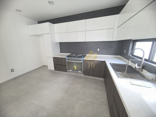 Casa De Autor En Zibata En Venta O Renta Con Recámara En Planta Baja O Estudio